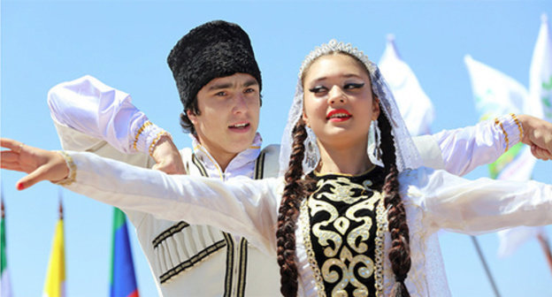 Wedding lezghinka performed by the participants of the festival Tsamauri 2014, Dagestan. Photo: http://www.riadagestan.ru/fotoreportagh/tsamauri-2014/