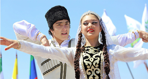 Wedding lezghinka performed by the participants of the festival Tsamauri 2014, Dagestan. Photo: http://www.riadagestan.ru/fotoreportagh/tsamauri-2014/