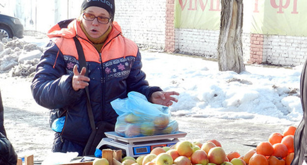 Apples' saleswoman. Photo by Tatyana Filimonova for the "Caucasian Knot"