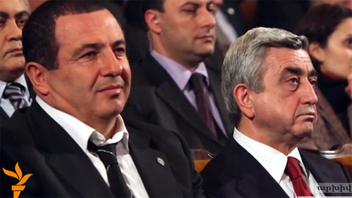 Gagik Tsarukyan (left) and Serzh Sargsyan (right). Photo: screenshot from the video posted by Radio Azatutyun, http://rus.azatutyun.am/content/article/26854771.html
