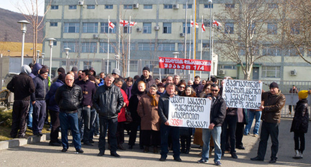 Prisoners' relatives near Gldani Prison. Photo by Beslan Kmuzov for the "Caucasian Knot"
