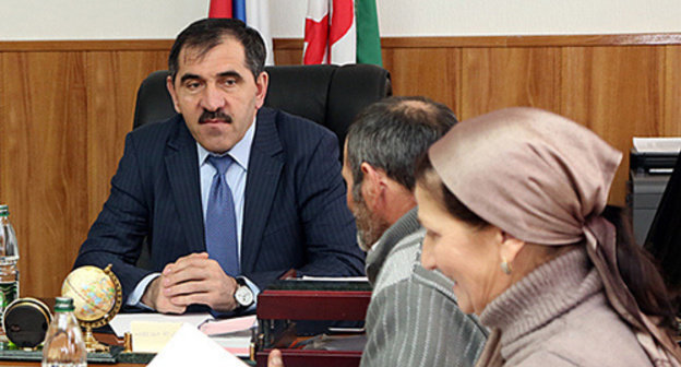 Yunus-Bek Evkurov holding Republic Visiting day. Photo: http://www.ingushetia.ru/m-news/archives/IMG_7421.JPG