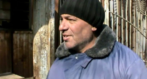 Jivan Simonyan, salesman at the market, during the poll. Gyumri, March 2015. Screenshot from the video of the ‘Caucasian Knot’. 