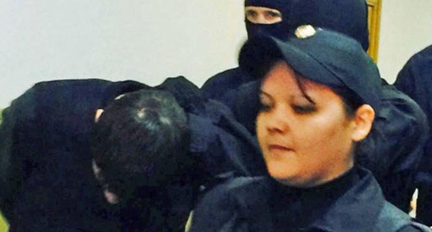 Zaur Dadaev is led through the corridor of the Basmanny Court of Moscow. March 8, 2015. Photo by the "Caucasian Knot"correspondent