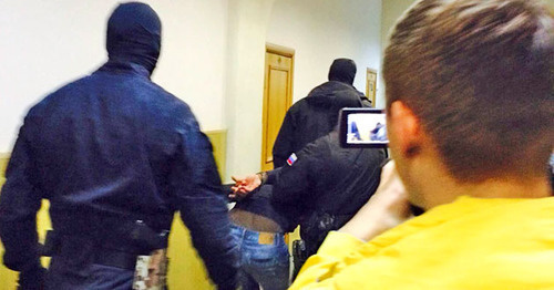 Anzor Gubashev is led through the corridor of the Basmanny Court of Moscow. March 8. Photo by the "Caucasian Knot" correspondent