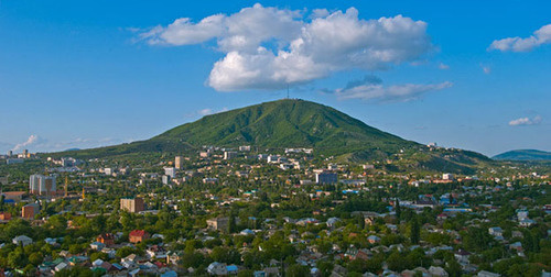View of Pyatigorsk. Photo: https://ru.wikipedia.org/wiki/%CF%FF%F2%E8%E3%EE%F0%F1%EA