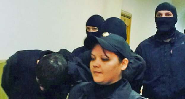 Zaur Dadaev being taken through the hallway of the Moscow’s Basmanny District Court, March 8, 2015. Photo by the ‘Caucasian Knot’ correspondent. 