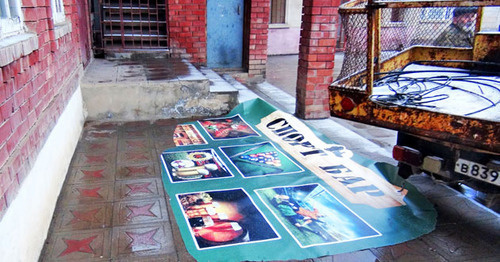 Banner taken from the bar by initiative group of parishioners of the central mosque of Buynaksk, March 7, 2015. Photo: Central mosque of Buynaksk website, http://almasjid.ru/rabota-po-snyatiyu-s-prilavkov-spirtnyx-napitkov-i-zakrytiyu-piv-barov-v-bujnakske/