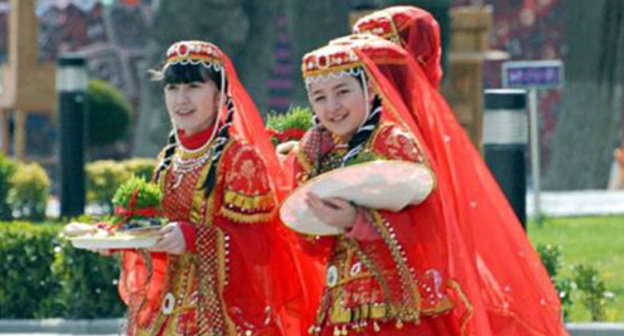 Azerbaijani girls in national costumes. Photo: http://vzglyad.az/%D0%90%D0%B7%D0%B5%D1%80%D0%B1%D0%B0%D0%B9%D0%B4%D0%B6%D0%B0%D0%BD%D1%81%D0%BA%D0%B8%D0%B9_%D0%BD%D0%B0%D1%80%D0%BE%D0%B4_%D0%BE%D1%82%D0%BC%D0%B5%D1%87%D0%B0%D0%B5%D1%82_%D0%9D%D0%BE%D0%B2%D1%80%D1%83%D0%B7_-16150-xeber.html#.VQu75eH19yV