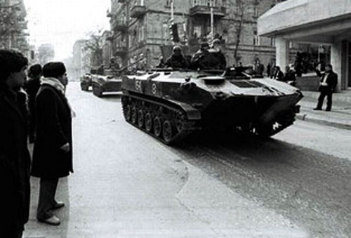 Soviet armor in Baku in the morning of the 20th of January, 1990. Photo by http://ru.wikipedia.org