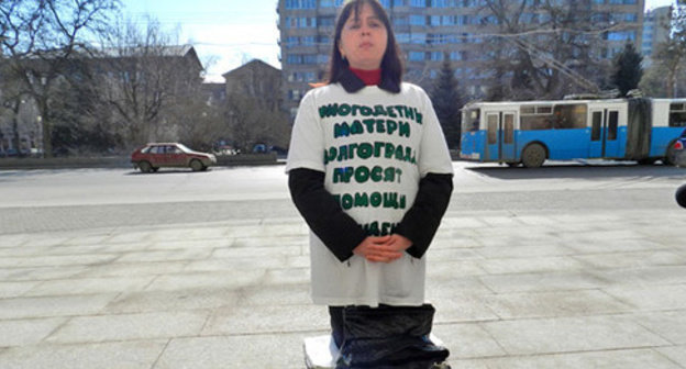 Participant of the rotating hunger strike of parents with many children Olga Eschenko standing on her knees on the steps of the administration of the Volgograd Region. Volgograd, March 20, 2015. Photo by Tatiana Filimonova for the ‘Caucasian Knot’. 