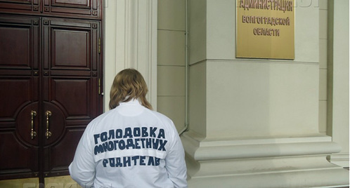 Nadezhda Kireeva at the entrance to the Volgograd Administration. Photo: http://bloknot-volgograd.ru/thumb/850x0xcut/upload/iblock/985/dsc00542.jpg