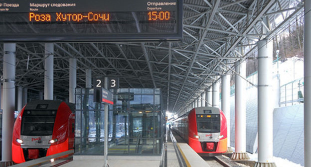Railway station "Roza Khutor". Photo: Leonrid, https://ru.wikipedia.org/wiki/%D0%A0%D0%BE%D0%B7%D0%B0_%D0%A5%D1%83%D1%82%D0%BE%D1%80#/media/File:%D0%A1%D1%82%D0%B0%D0%BD%D1%86%D0%B8%D1%8F_%D0%A0%D0%BE%D0%B7%D0%B0_%D0%A5%D1%83%D1%82%D0%BE%D1%80.jpeg