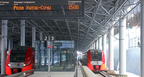 Railway station "Roza Khutor". Photo: Leonrid, https://ru.wikipedia.org/wiki/%D0%A0%D0%BE%D0%B7%D0%B0_%D0%A5%D1%83%D1%82%D0%BE%D1%80#/media/File:%D0%A1%D1%82%D0%B0%D0%BD%D1%86%D0%B8%D1%8F_%D0%A0%D0%BE%D0%B7%D0%B0_%D0%A5%D1%83%D1%82%D0%BE%D1%80.jpeg