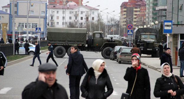 Defense technology in the streets of Grozny. Photo by Akhmed Aldebirov for the "Caucasian Knot"