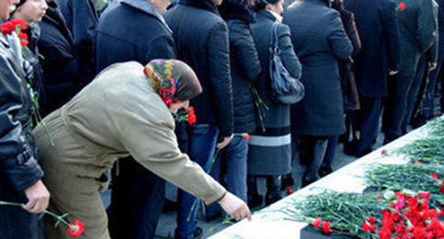 Flower laying. Photo: http://novosti.az/images/29855/08/298550882.jpg