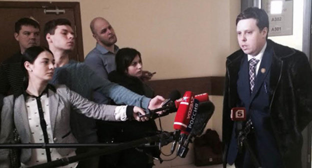 Denis Zatsepin, advocate of Mikhail Volkov, talking to journalists after the trial. Photo by Yulia Buslavskaya for the ‘Caucasian Knot’.