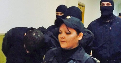 Zaur Dadaev being taken through the hallway of the Moscow’s Basmanny District Court, March 8, 2015. Photo by the ‘Caucasian Knot’ correspondent.
