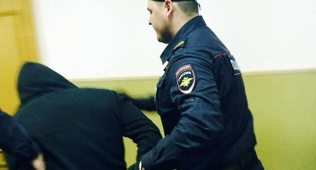 Law enforcer leads the defendant through the corridor of the Basmanny District Court of Moscow. April 6, 2015. Photo by the "Caucasian Knot" correspondent