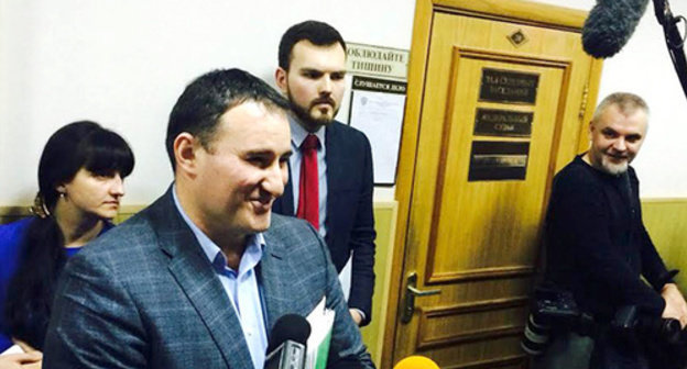Bakhaev's advocate Zaurbek Sadakhanov talks to the journalists, April 6, 2015. Photo by Yuliya Buslavskaya for the "Caucasian Knot"