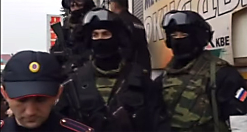 Power agents cordon off a shop in Baksan. Photo: screenshot of a video by the "Caucasian Knot"