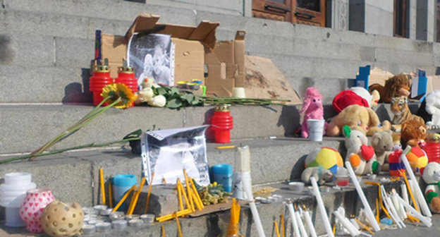 Candles, toys and flowers in memory of the six-month-old Sergey Avetisyan, January 20, 2015. Photo: https://ru.wikipedia.org/wiki/%D0%9C%D0%B0%D1%81%D1%81%D0%BE%D0%B2%D0%BE%D0%B5_%D1%83%D0%B1%D0%B8%D0%B9%D1%81%D1%82%D0%B2%D0%BE_%D0%B2_%D0%93%D1%8E%D0%BC%D1%80%D0%B8