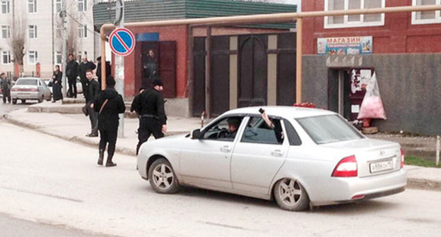 Law enforcers stopped the car for a check. Chechnya, April 2015. Photo by Akhmed Aldebirov for the ‘Caucasian Knot’.