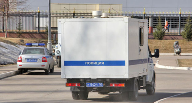 Police car with the BORN case figurants near the Moscow Regional Court. Photo by Magomed Tuayev for the ‘Caucasian Knot’. 