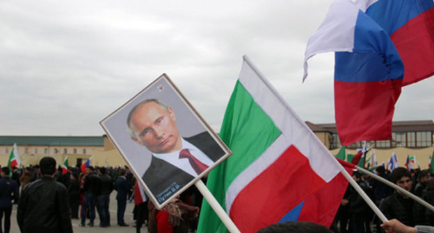 Vladimir Putin’s portrait and flags of Russia and Chechnya, Grozny, March 2015. Photo by Akhmed Aldebirov for the ‘Caucasian Knot’. 