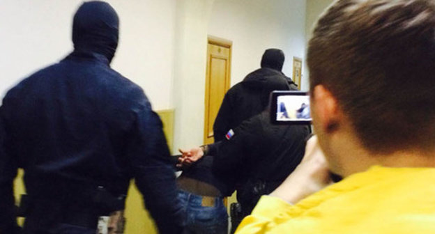 One of the defendants in the case of the Boris Nemtsov's murder is lead through the corridor of the Basmanny District Court of Moscow. March 2015. Photo by the "Caucasian Knot" correspondent