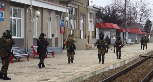 Law enforcers on a special operation. Photo: http://nac.gov.ru/nakmessage/2015/03/11/operativnym-shtabom-nak-v-kbr-provedeny-taktiko-spetsialnye-ucheniya-po-presec.html