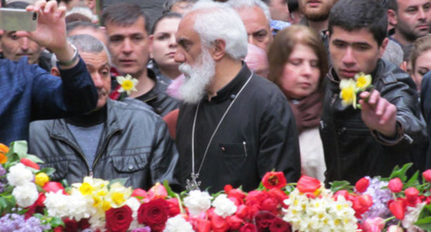 Residents and guests of Armenia bring flowers to "Tsitsernakaberd" memorial. Yerevan, April 24, 2015. Photo by Tigran Petrosyan for the "Caucasian Knot"