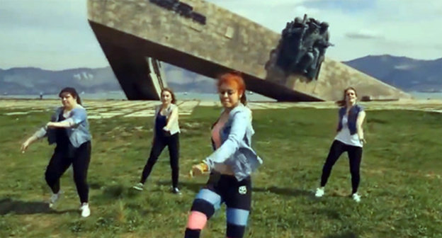 Twerk dancing in front of WWII memorial in Novorossiysk. Screenshot from video: http://bloknot-krasnodar.ru/news/devushki-iz-novorossiyska-stantsevali-pyatoy-tochk-594733
