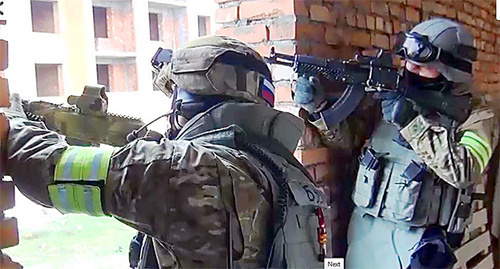 Law enforcers conducting special operation. Photo: http://nac.gov.ru/nakmessage/2015/04/02/v-khasavyurte-neitralizovan-glavar-kizlyarskoi-bandgruppy.html
