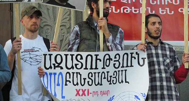 ‘Freedom for political prisoners of the XXI century!’ – banners at the rally held by the ‘Founding Parliament’ movement on April 17, 2015. Photo by Armine Martirosyan for the ‘Caucasian Knot’. 