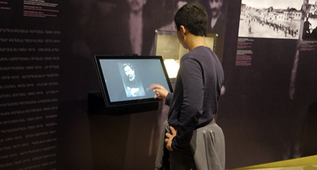 Visitor of the museum in the territory of the Tsitsernakaberd Memorial Complex. Photo by Inessa Sargsyan for the ‘Caucasian Knot’. 