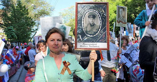 The participants of the action "Immortal Regiment" in Rostov-on-Don. May 9, 2013. Photo by Alina Klyuchko http://www.donnews.ru/Bessmertnyy-polk-Rostov-vstretil-gromoglasnym-Ura__11252