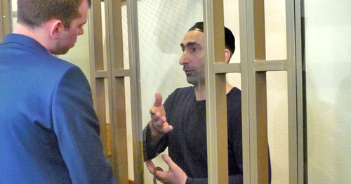 Ali Taziev talks to his advocate Viktor Vorozheikin (left), Rostov-on-Don, May 12, 2015. Photo by Olesya Dianova for the ‘Caucasian Knot’. 