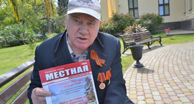 War veteran Ivan Novikov holds ‘Mestnaya’ newspaper edition where materials in defense of marginalized elderly of Sochi were published, May 2015. Photo by Svetlana Kravchenko for the ‘Caucasian Knot’. 