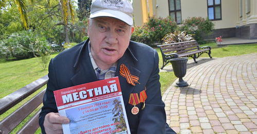 War veteran Ivan Novikov holds ‘Mestnaya’ newspaper edition where materials in defense of marginalized elderly of Sochi were published, May 2015. Photo by Svetlana Kravchenko for the ‘Caucasian Knot’. 