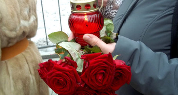 A candle and flowers of the participants of Boris Nemtsov's memorial service. Moscow, March 3, 2015. Photo by Karina Gadzhieva for the "Caucasian Knot"