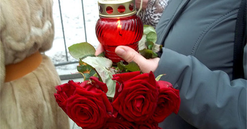 A candle and flowers of the participants of Boris Nemtsov's memorial service. Moscow, March 3, 2015. Photo by Karina Gadzhieva for the "Caucasian Knot"