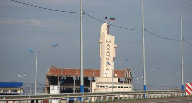 Stele at the exit road of Makhachkala. Photo by Akhmed Aldebirov for the "Caucasian Knot"
