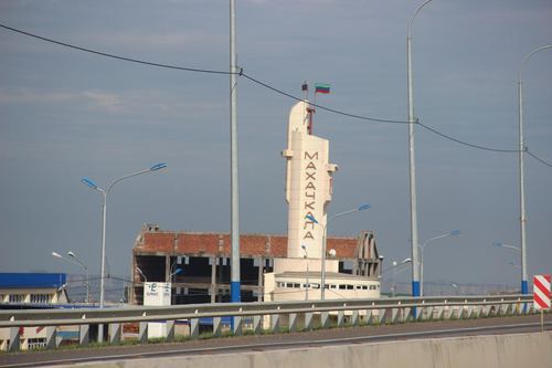 Stele at the exit road of Makhachkala. Photo by Akhmed Aldebirov for the "Caucasian Knot"
