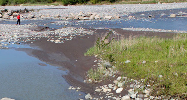 The reddish hue of the Terek River. May 18, 2015. Photo by Emma Marzoeva for the "Caucasian Knot"