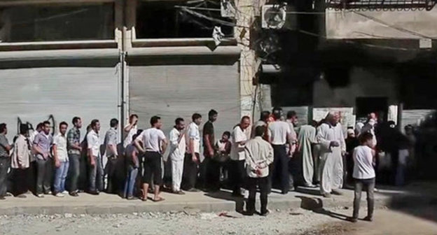 The Aleppo residents are queuing outside a bakery in order to buy bread. Syria. Photo https://ru.wikipedia.org
