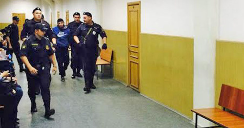 The law enforcers lead Zaur Dadaev through the corridor of the Basmanny District Court of Moscow. May 2015. Photo by the "Caucasian Knot" correspondent 