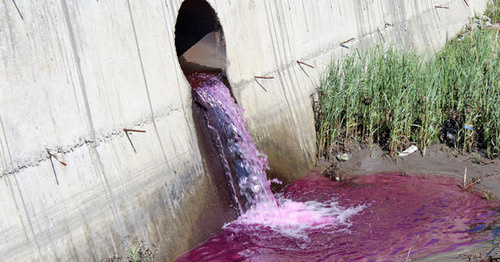 The Terek river got reddish hue due to the lilac water discharged from the pipe near the Krasnogvardeisky Bridge. Photo by Emma Marzoeva for the ‘Caucasian Knot’.  