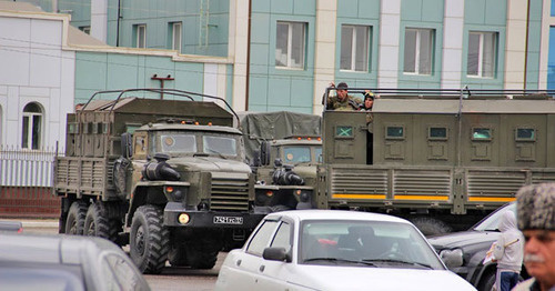 Military vehicles in the centre of Grozny. Photo by Magomed Magomedov for the ‘Caucasian Knot’. 