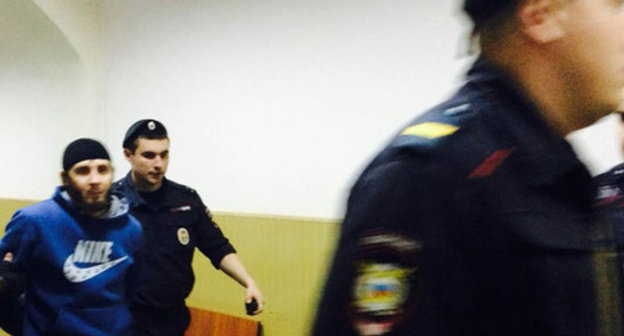 Law enforcers lead Zaur Dadaev through the corridor of the Basmanny District Court of Moscow. May 2015. Photo by Yulia Buslavskaya for the ‘Caucasian Knot’.